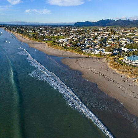 Tasman Holiday Parks - Waihi Beach Exterior photo Aerial view of the beach at Waikuku