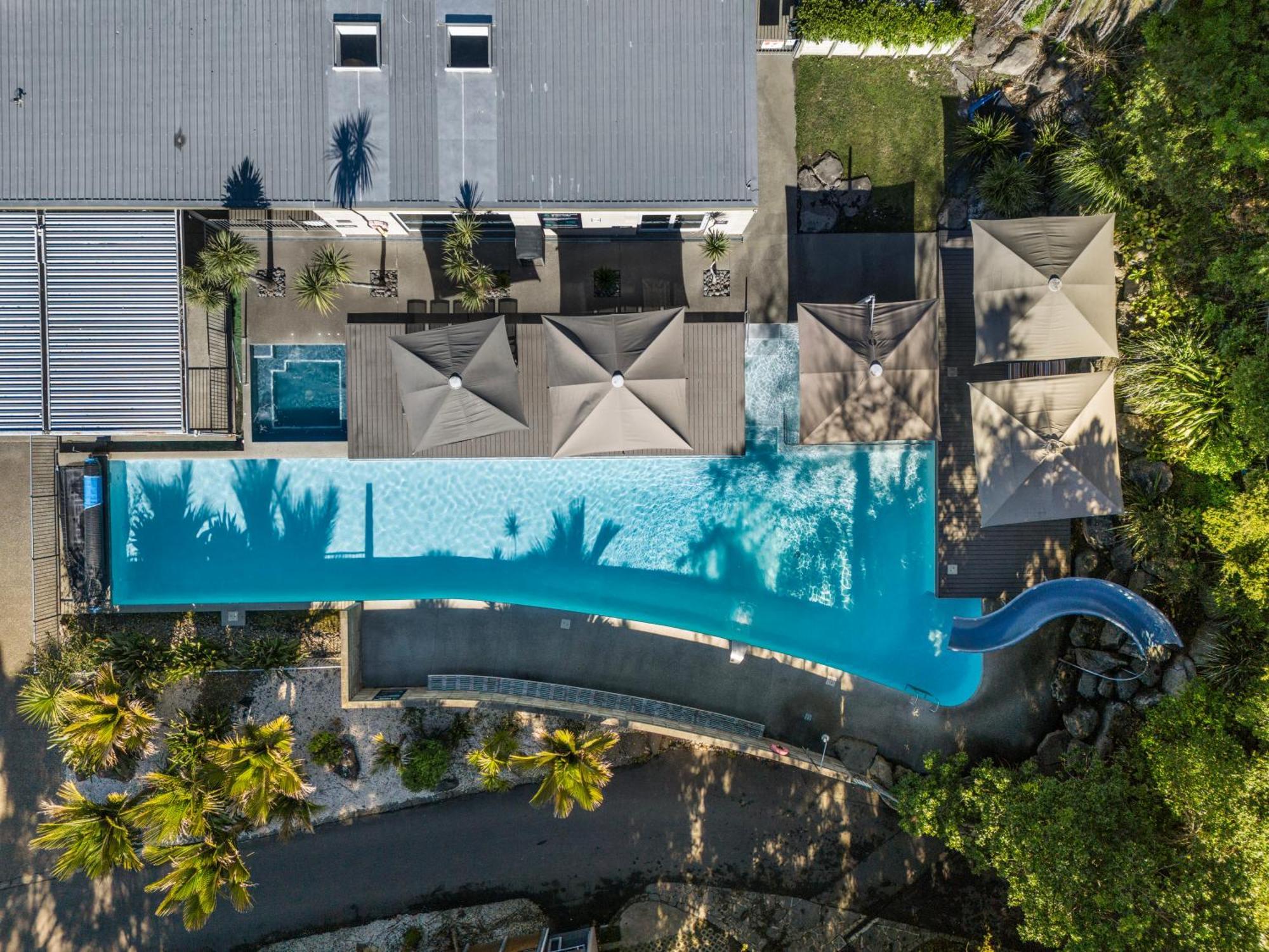 Tasman Holiday Parks - Waihi Beach Exterior photo Aerial view of the pool