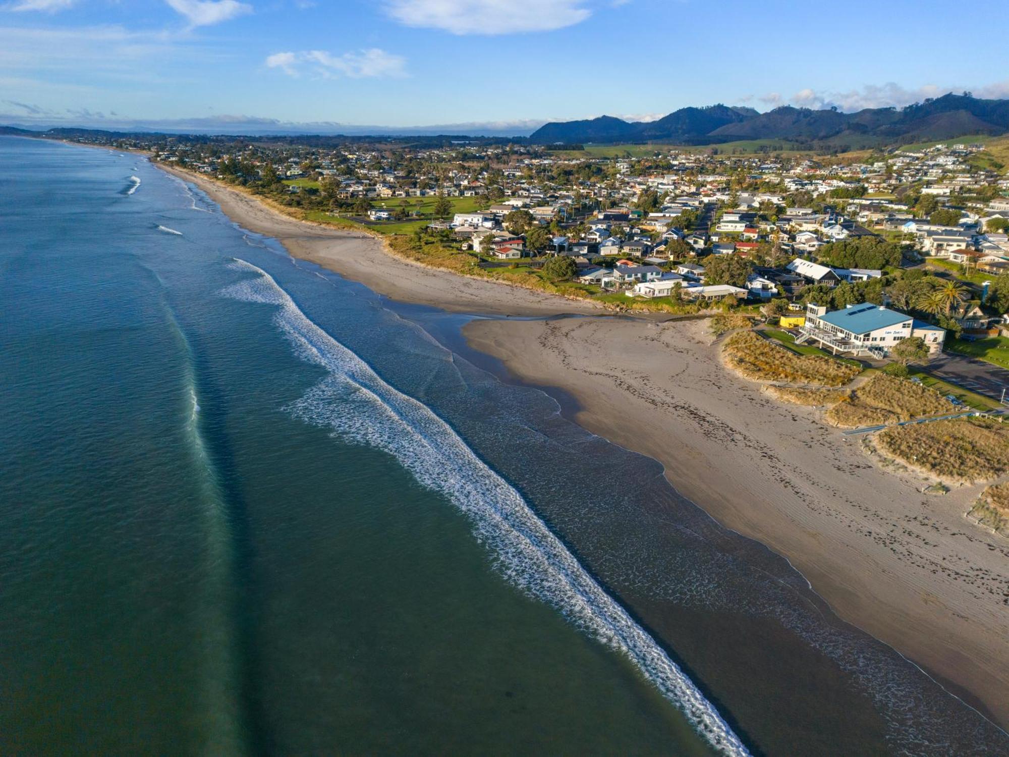 Tasman Holiday Parks - Waihi Beach Exterior photo Aerial view of the beach at Waikuku