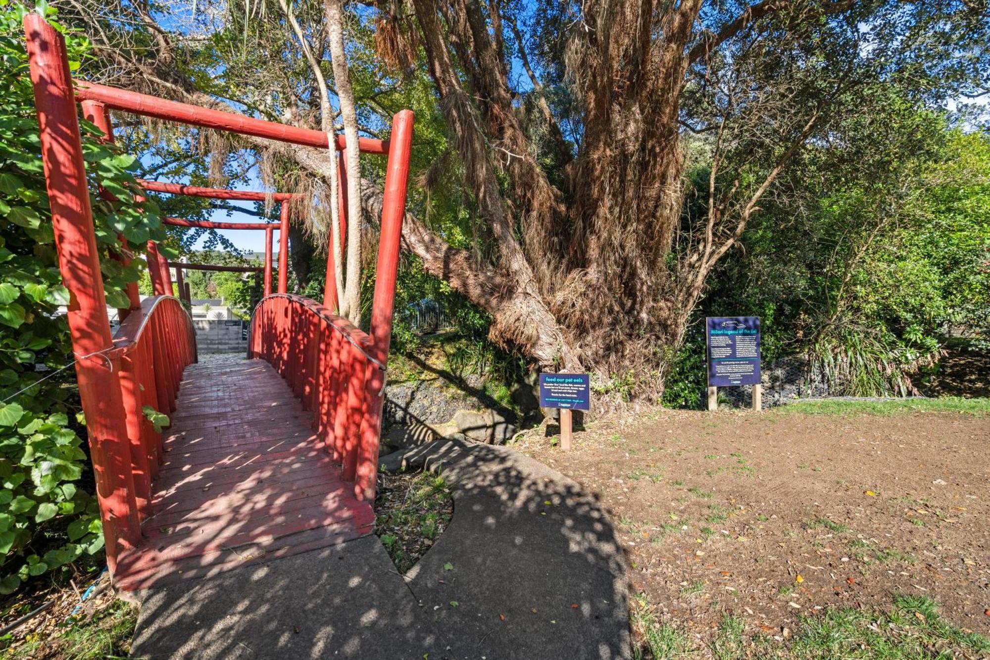 Tasman Holiday Parks - Waihi Beach Exterior photo The bridge at the entrance to the park