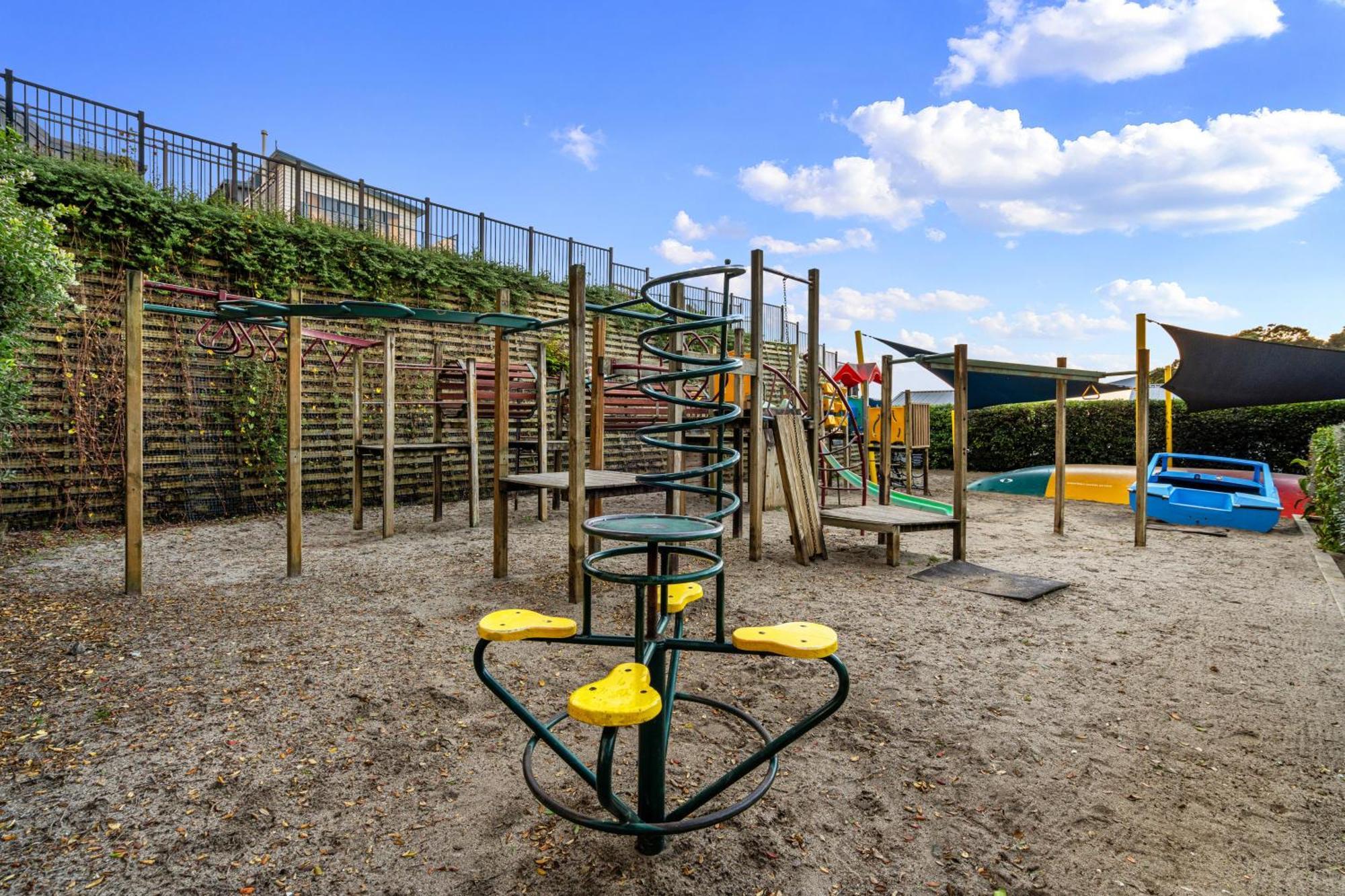 Tasman Holiday Parks - Waihi Beach Exterior photo Playground at the school