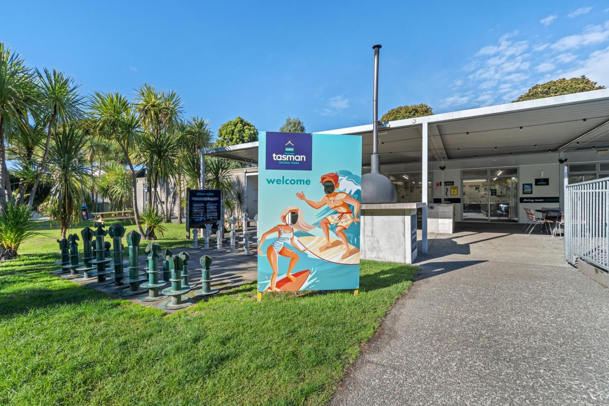 Tasman Holiday Parks - Waihi Beach Exterior photo The entrance to the pool