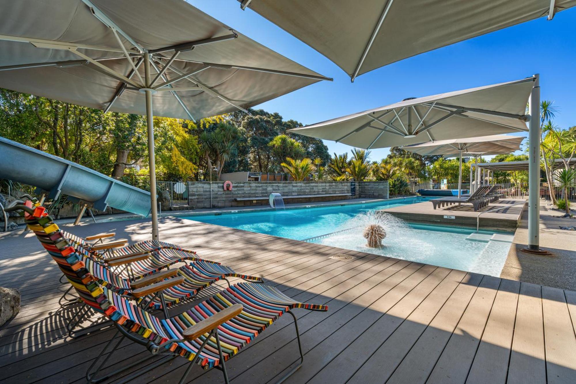 Tasman Holiday Parks - Waihi Beach Exterior photo The pool at the resort