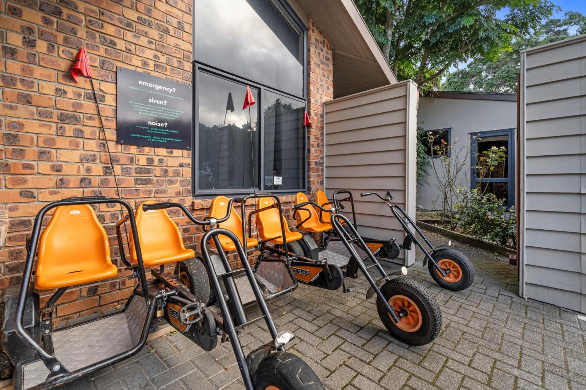 Tasman Holiday Parks - Waihi Beach Exterior photo The bike share at the visitor centre