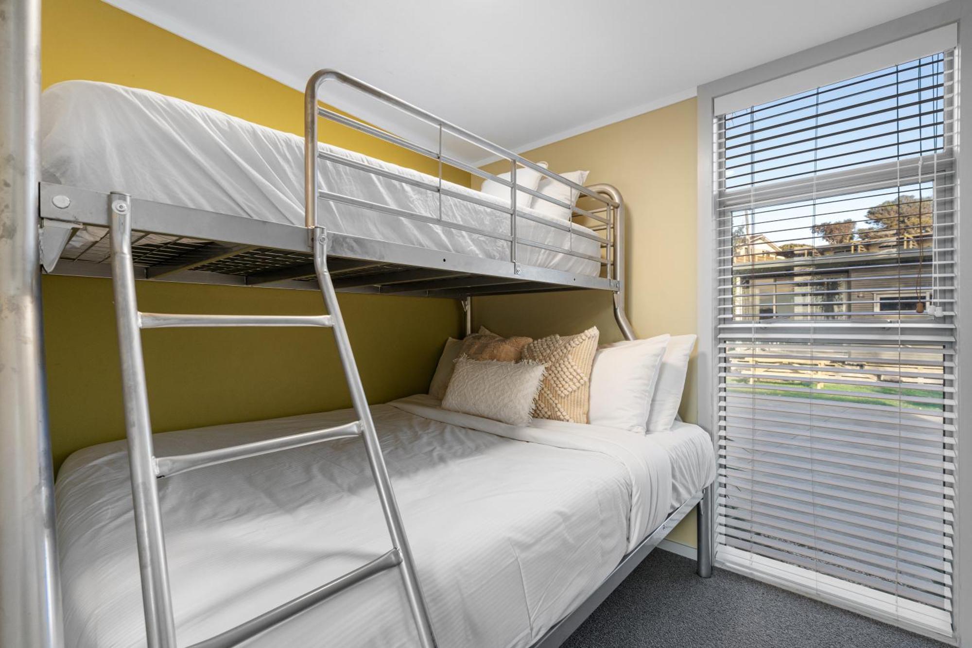 Tasman Holiday Parks - Waihi Beach Exterior photo A bunk bed