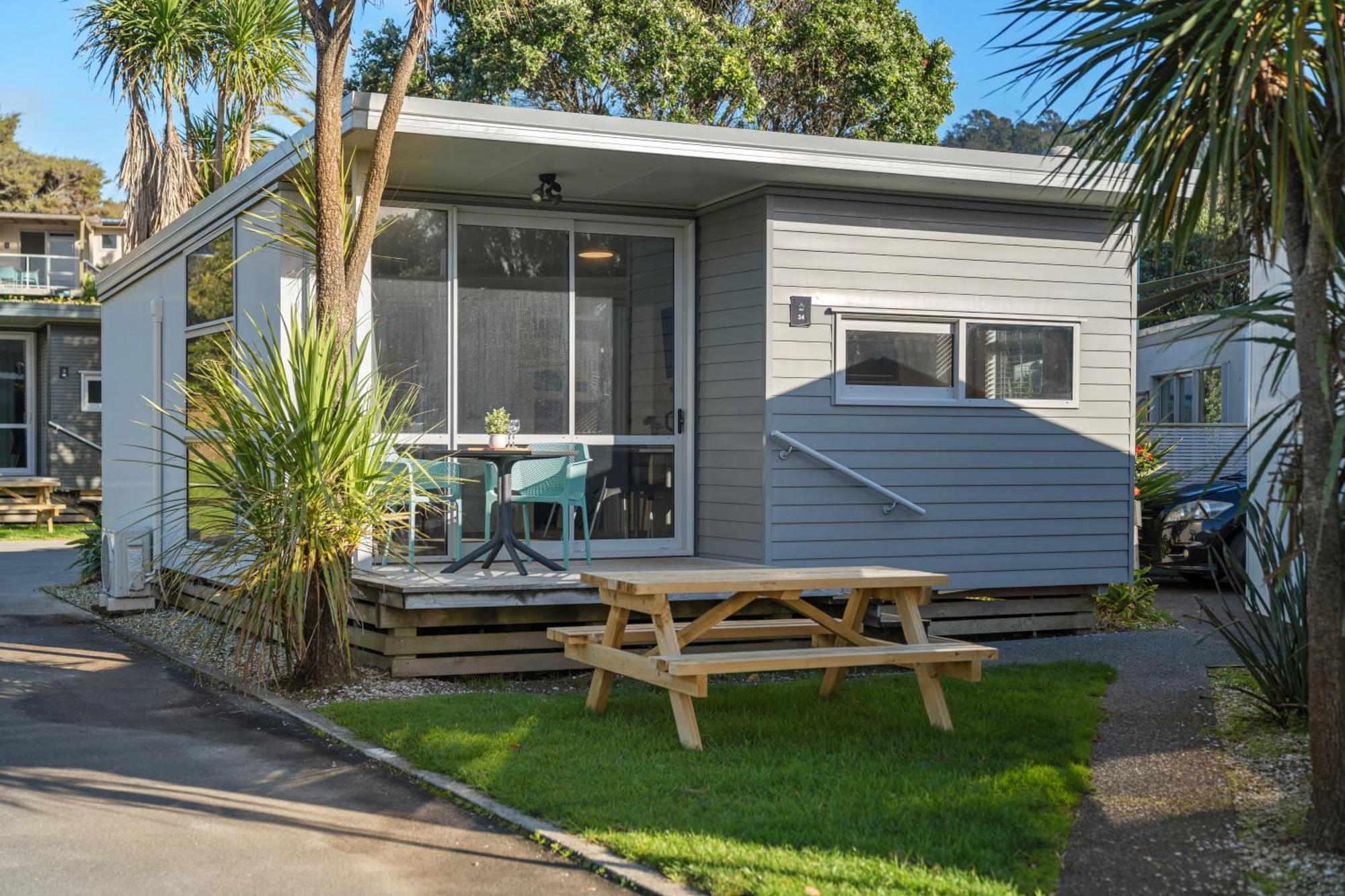 Tasman Holiday Parks - Waihi Beach Exterior photo A bach at a holiday park in New Zealand