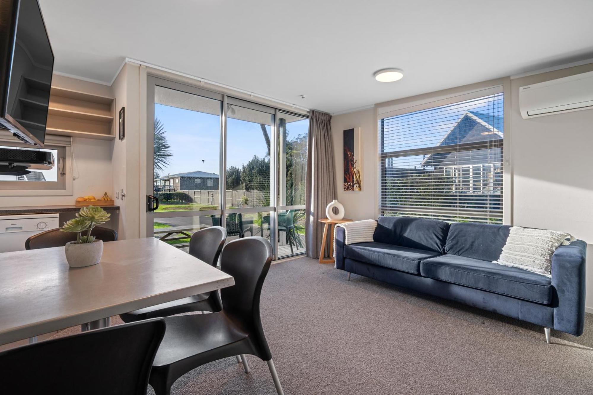 Tasman Holiday Parks - Waihi Beach Exterior photo A typical apartment at the Village