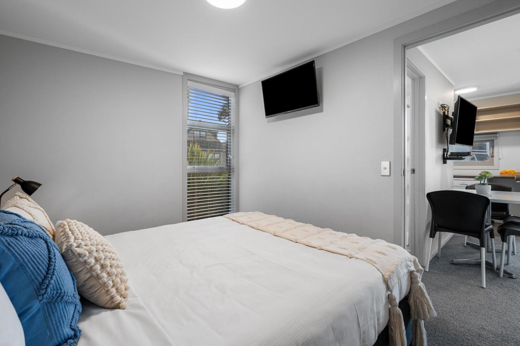 Tasman Holiday Parks - Waihi Beach Exterior photo A bedroom in a typical apartment