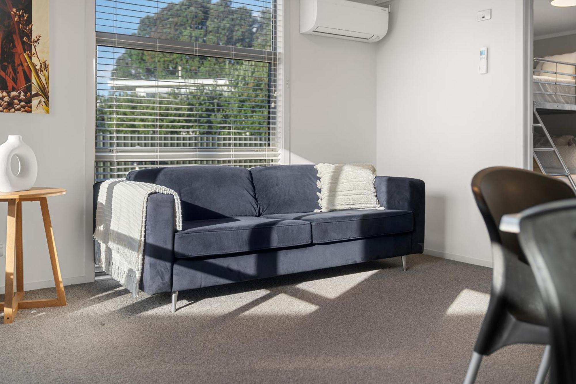 Tasman Holiday Parks - Waihi Beach Exterior photo A sofa