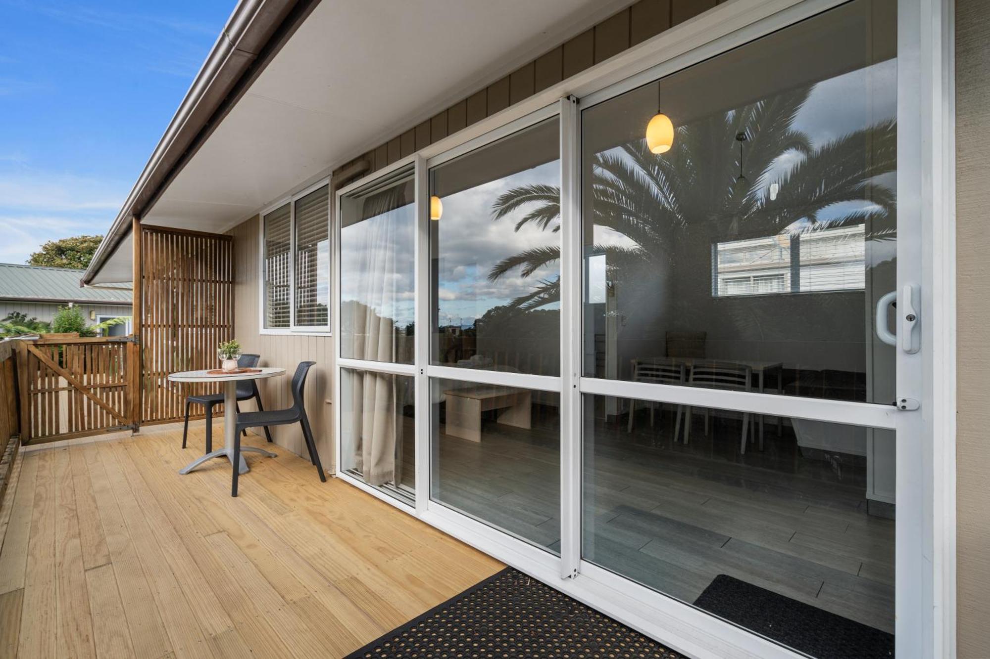 Tasman Holiday Parks - Waihi Beach Exterior photo A sliding door