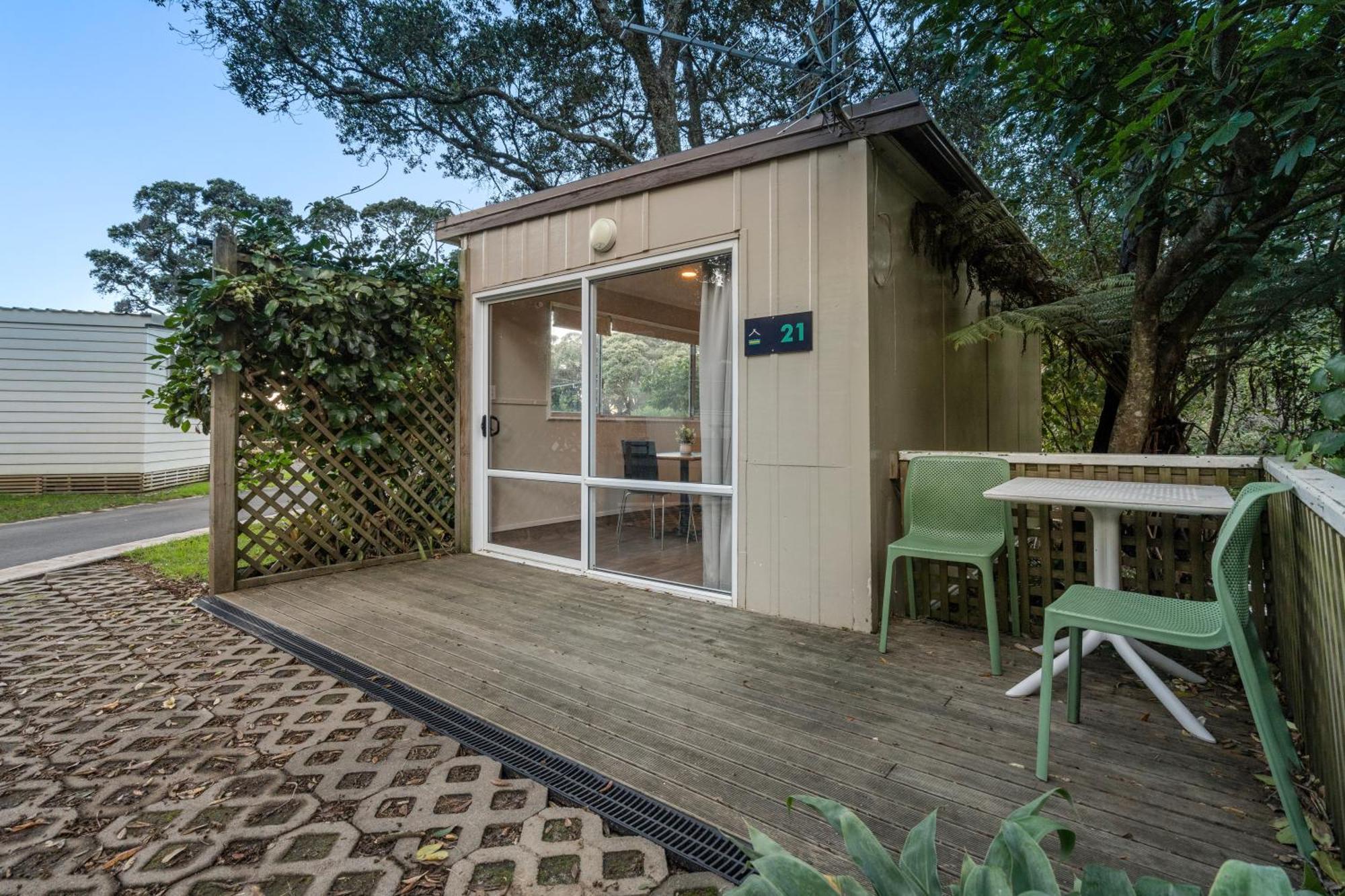 Tasman Holiday Parks - Waihi Beach Exterior photo A typical studio cabin at the park