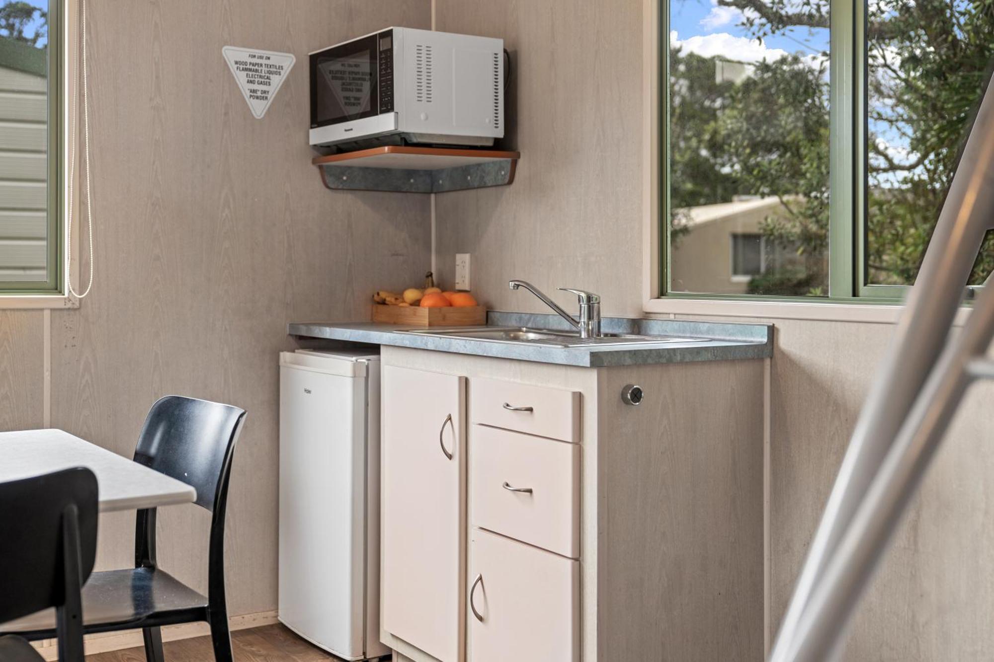 Tasman Holiday Parks - Waihi Beach Exterior photo A typical kitchen in a typical studio
