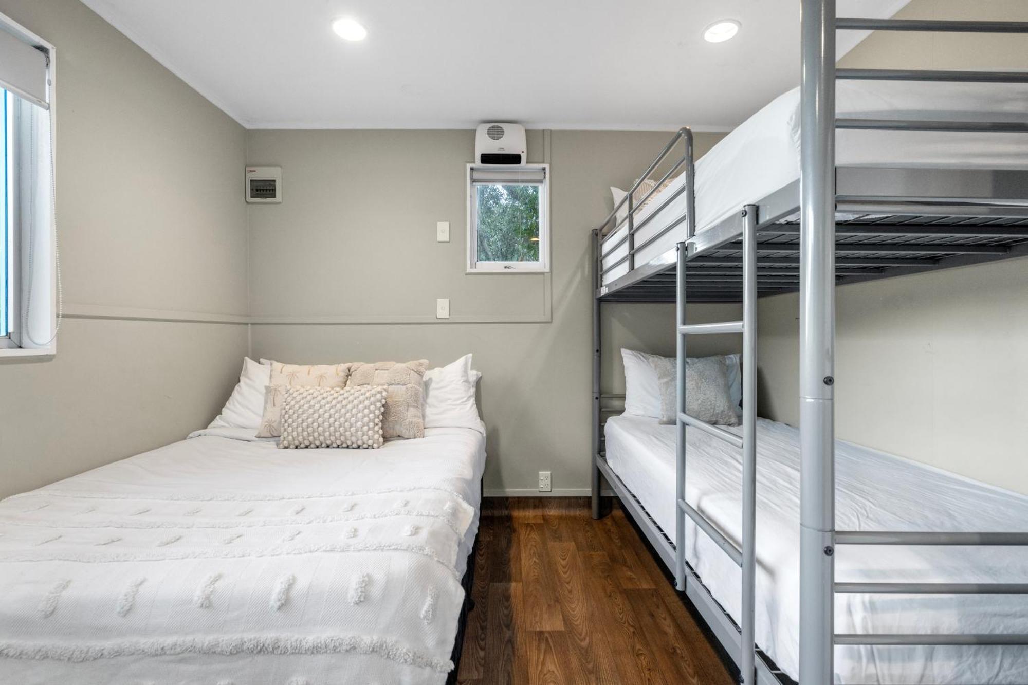 Tasman Holiday Parks - Waihi Beach Exterior photo Bunk beds in a cabin